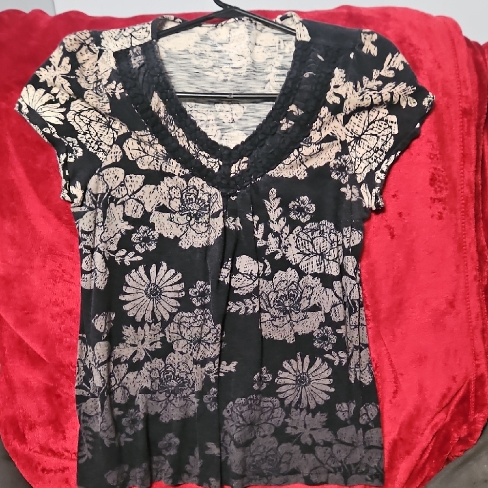 Sonoma Black and White Graphic Short Sleeve Blouse